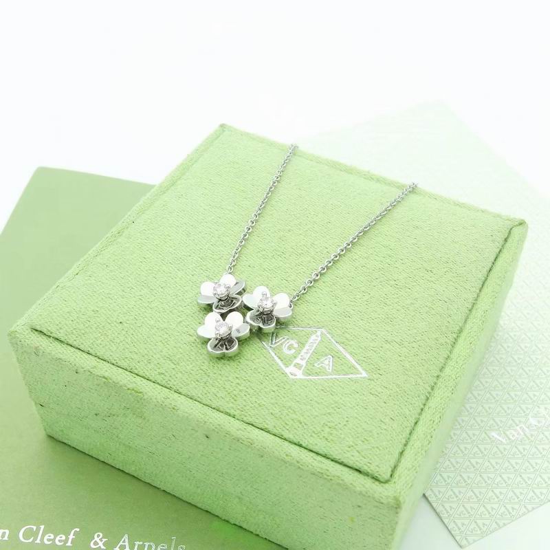 Van Cleef & Arpels necklace 08yxs01